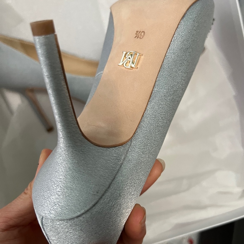 NWOT Badgley Mischka Glittering Silver Heels - Picture 4 of 8